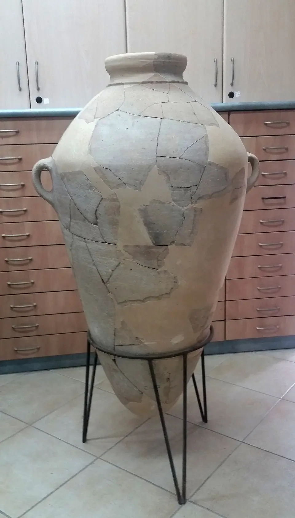 A tall ceramic storage jar with a raised ridge around the base of its neck, from an Iron Age I highland site