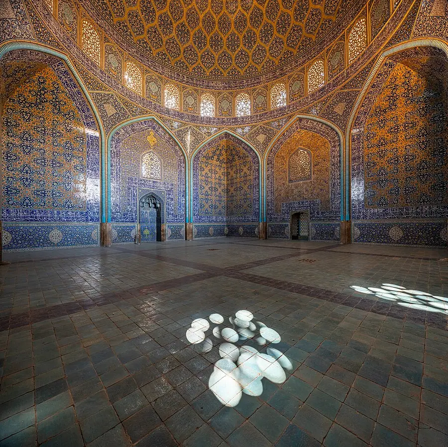 The tiled interior of the mosque of Shaykh Luṭf Allāh in Isfahan, its dome and walls covered in blue and gold tilework